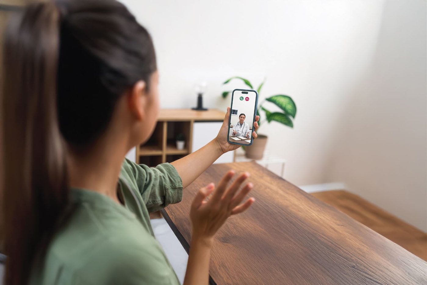 Mulher em videochamada com uma médica pelo celular